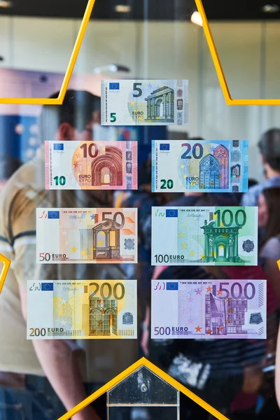 Crowd admiring all European Union Euro notes — Stock Photo, Image