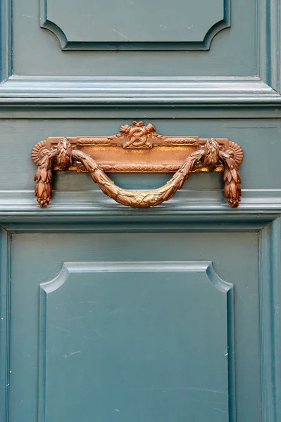 Luxury vintage door handle on a turquoise painted door i — Stock Photo, Image