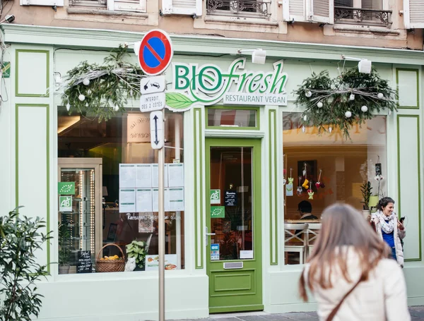 Фасад ресторана egan окрашен в зеленый цвет — стоковое фото