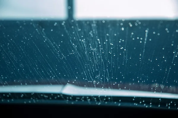 ön camdaki su damlaları