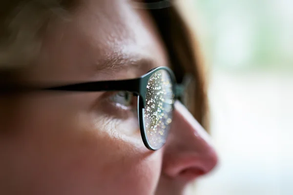 Женские очки под дождем — стоковое фото