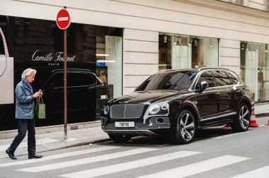 Bentley Bentayga Paris sokaklarında