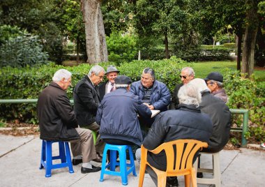 Oyun kartları ve ulusal Bahçe parkta gülüyor eski dostlar