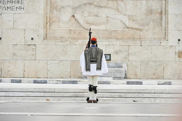 Honor Evzones guard in front of  the Tomb of the Unknown Soldier — Stock Photo, Image