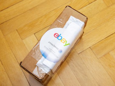 EBay ve Pitney Bowens logo karton kutunun üstünde yazılıdır