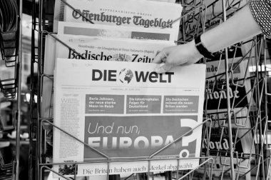  Kadın Br hakkında şok edici manşet ile Die Welt gazete satın
