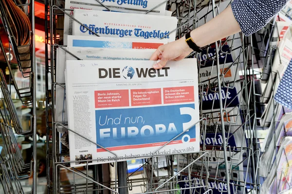 Mujer comprando el periódico Die Welt con un titular impactante sobre el Hno. — Foto de Stock