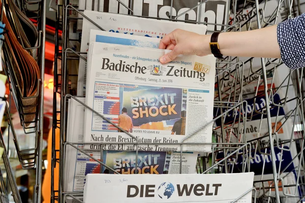 Mujer comprando el periódico Badische Zeitung con un titular impactante — Foto de Stock