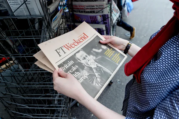 Frau kauft Wochenendzeitung mit schockierender Schlagzeile über — Stockfoto