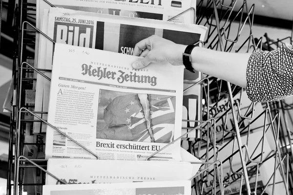 Vrouw kopen Kehler Zeitung krant met schokkende kop AB — Stockfoto