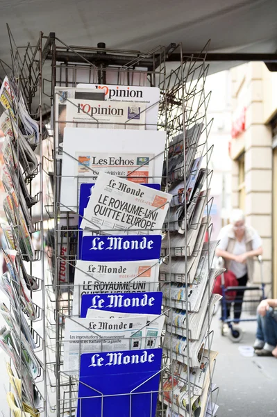 Revista Le Monde sobre Brexit y silueta de mendigo — Foto de Stock