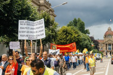 Türkiye nin Alevi toplumunun protesto üyeleri
