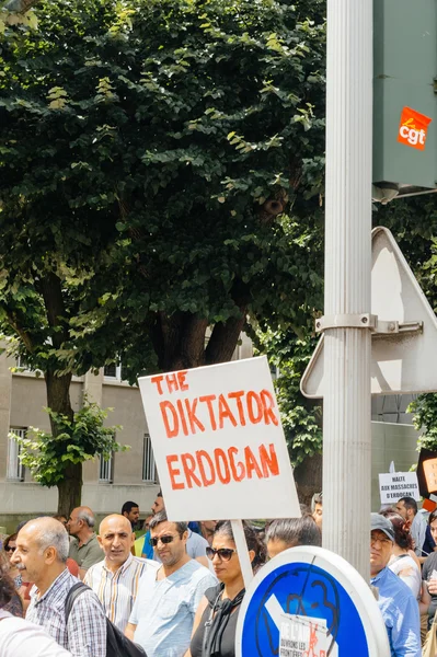 Members of Turkey's Alevi community protesting - erdogan is a di — Stock Photo, Image