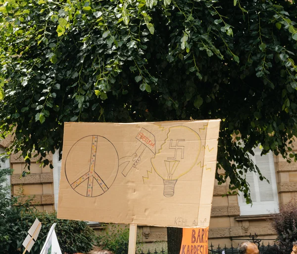 Miembros de la comunidad turca de Alevi protestando, pancarta de libertad — Foto de Stock