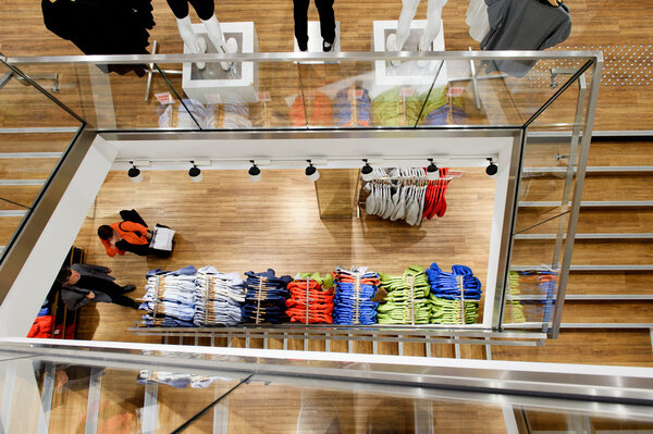 Вид сверху на магазин одежды
 