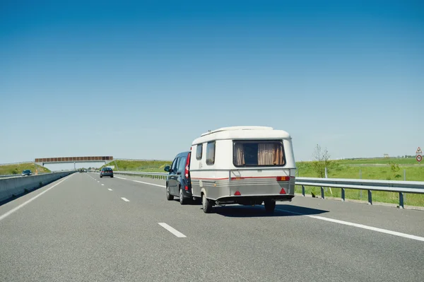 RV van e reboque de condução rápida para o destino de vacância — Fotografia de Stock