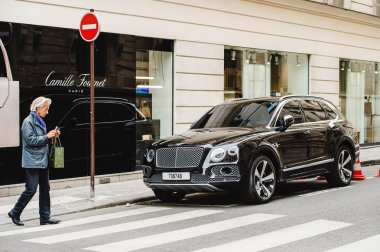 Bentley Bentayga Paris sokaklarında