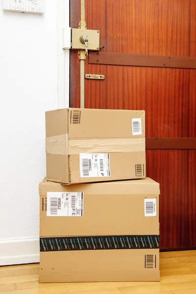 Dos cajas Amazon a la izquierda en la entrada de la puerta —  Fotos de Stock