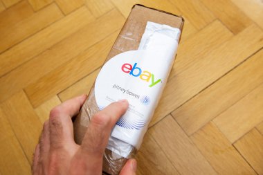 EBay ve Pitney Bowens kutusunu tutan adam 