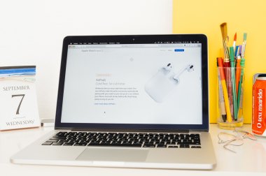 Airpods vitrine Apple bilgisayarlar Web sitesi