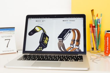 Apple Watch Nike ve Hermes vitrine Apple bilgisayarlar Web sitesi