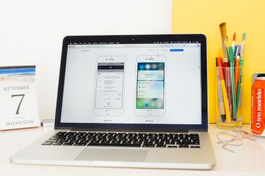 Vitrine Apple ödemek ve 3d değmek Apple bilgisayarlarda Web sitesi