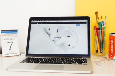 Yeni Airpods vitrine Apple bilgisayarlar Web sitesi