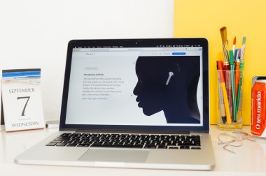 Yeni Airpods vitrine Apple bilgisayarlar Web sitesi