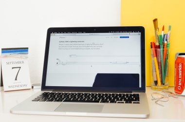 Aydınlatma ile yeni Earpods vitrine Apple bilgisayarlar Web sitesi