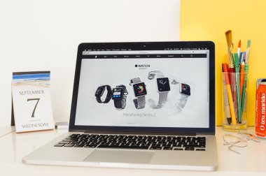 Yeni Apple Watch serisi 2 vitrine Apple bilgisayarlar Web sitesi