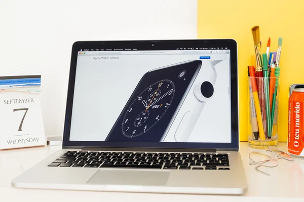 Apple-datorer webbplats skylta i Apple Watch keramik, — Stockfoto