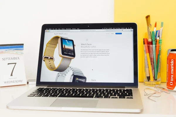 Apple számítógépek honlap bemutató Apple Watch arcok. — Stock Fotó