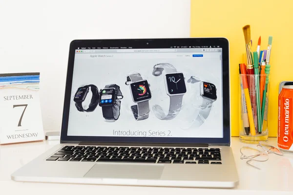 Apple Computers website showcasing Apple watch range — Stock Photo, Image