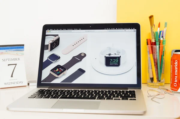 Apple Computers website presentatie van de keramische Apple Watch — Stockfoto