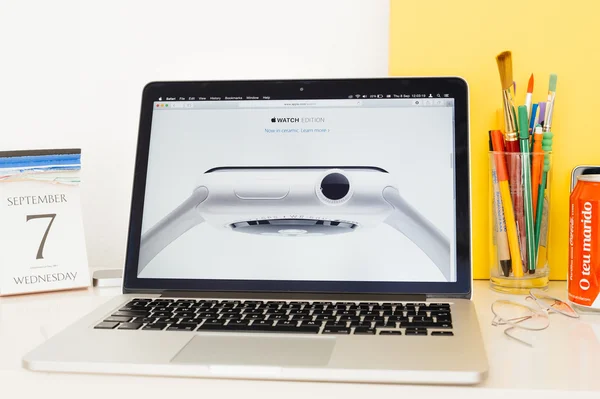 Apple Computers website presentatie van Apple Watch Edition keramiek — Stockfoto