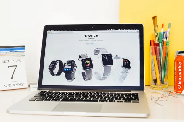 Apple Computers website presentatie van alle Aple Watch bereik — Stockfoto