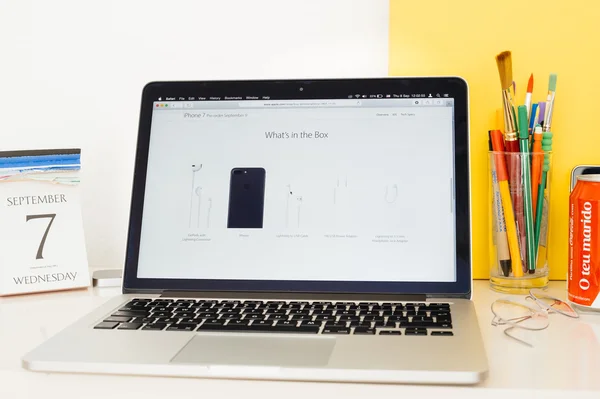 아이폰 7의 상자 콘텐츠를 보여주는 애플 컴퓨터 웹사이트 — 스톡 사진
