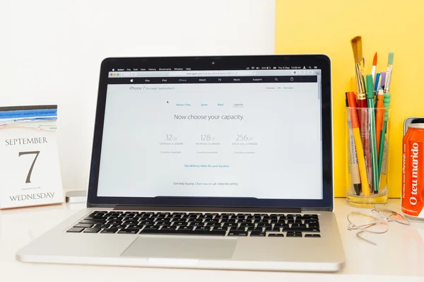 Iphone のストレージを展示アップル コンピューターのサイト — ストック写真