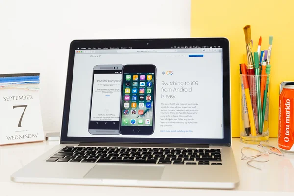 Sitio web de Apple Computers mostrando el cambio a IOS desde Android — Foto de Stock