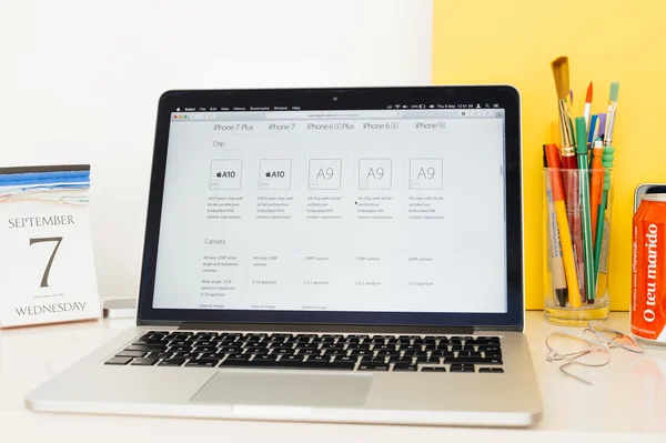 Stránky počítače Apple představí iphone čipy — Stock fotografie