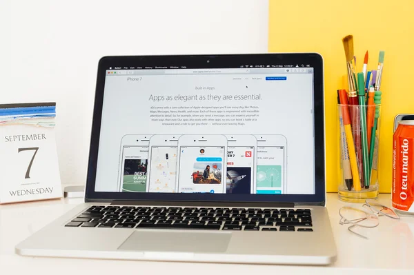 Apple Computers website presentatie van ios 10 — Stockfoto