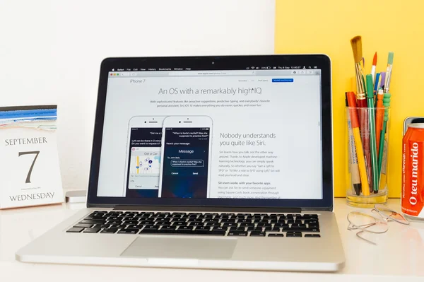 Apple počítače webové stránky představí, hey siri — Stock fotografie