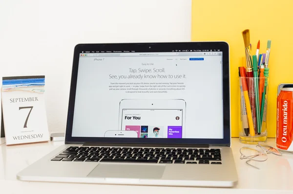 新しい ios 10 を展示アップル コンピューターのサイト — ストック写真