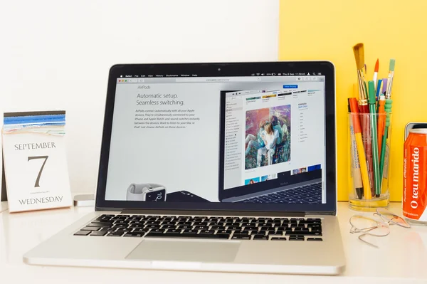 Υπολογιστές της Apple ιστοσελίδα προβάλλοντας το airpod συγχρονισμού — Φωτογραφία Αρχείου