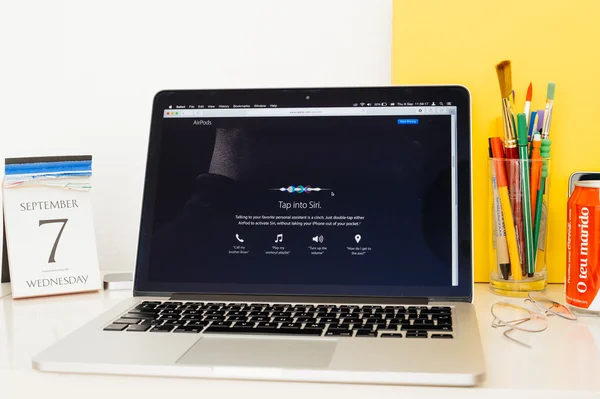 เว็บไซต์ของ Apple Computer แสดงการแตะที่ Siri — ภาพถ่ายสต็อก