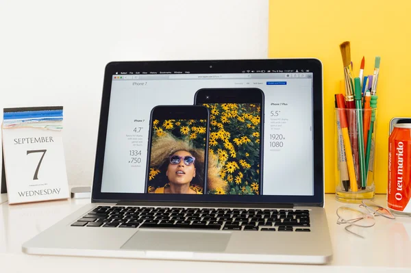 Stránky počítače Apple představí iphone 7 vs iphone 7 plus — Stock fotografie