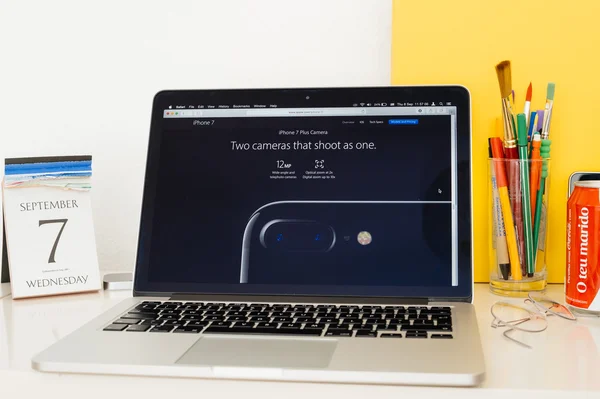 Веб-сайт Apple Computers демонстрації подвійною камерою iphone 7 — стокове фото