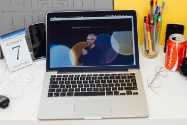 Tim Cook welcoming Konuklar vitrine Apple bilgisayarlar Web sitesi