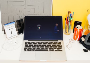Yeni Apple Watch serisi 3 vitrine Apple bilgisayarlar Web sitesi