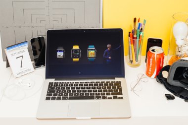 Yeni Apple Watch serisi 3 vitrine Apple bilgisayarlar Web sitesi